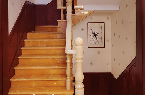 乐陵中式别墅室内汉白玉石楼梯的定制安装装饰效果